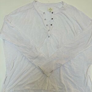 Women’s long white sleeve with finger holes